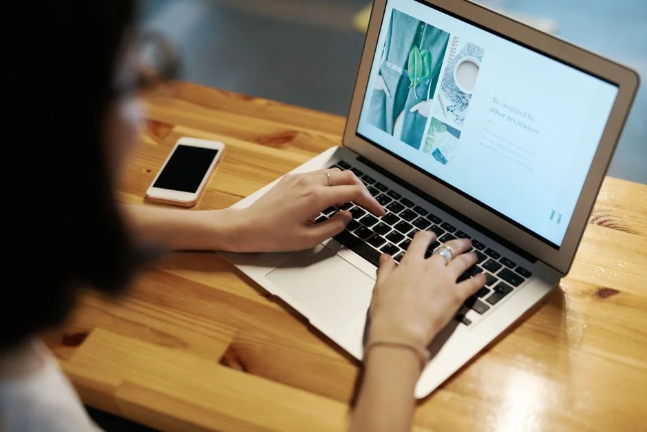 Vue rapprochée de l’écran d’un ordinateur portable affichant le site Pexels, avec un arrière-plan bokeh vibrant.
